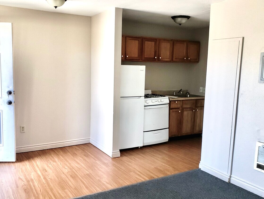 Kitchen - 7602 Grange St W