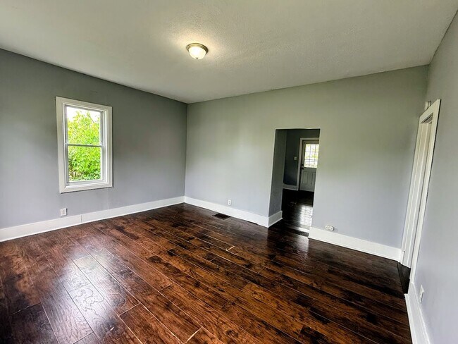 Foto del edificio - Large 4 bedroom home available for rent - Canton NE