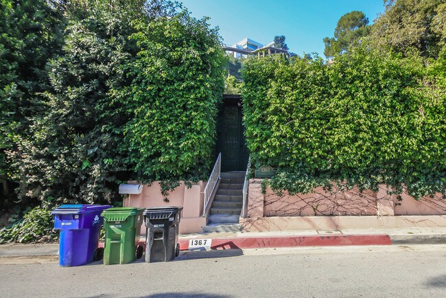 Foto del edificio - 1367 N Beverly Dr