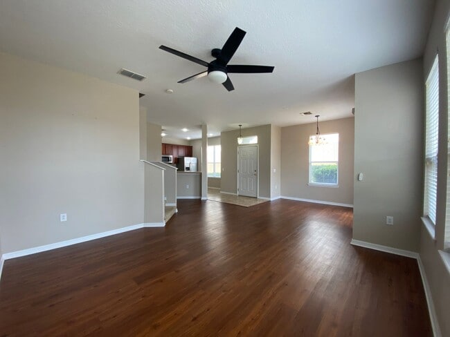 Building Photo - 3 bedroom, 2 and half baths, great locatio...