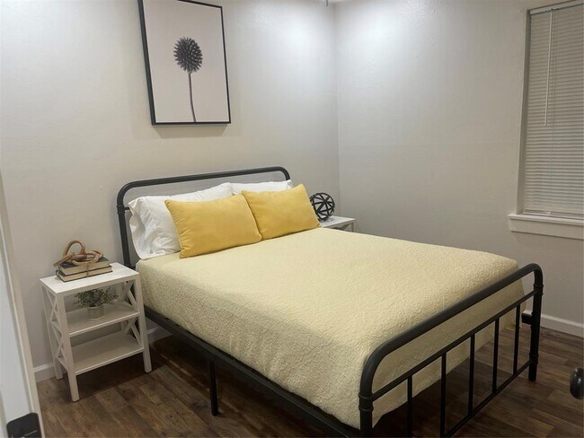 Foto del edificio - 1713 Spur Ln