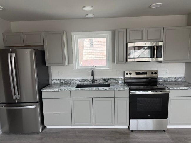 Building Photo - 23 Isham St