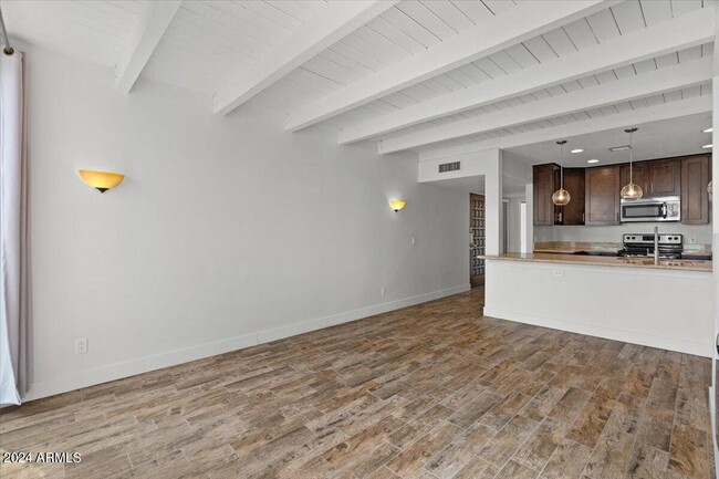 Building Photo - 7401 N Scottsdale Rd