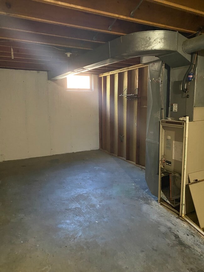 Building Photo - 2118 Louis Cir
