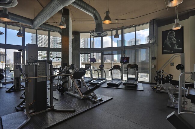Foto del edificio - 690 SW 1st Ct