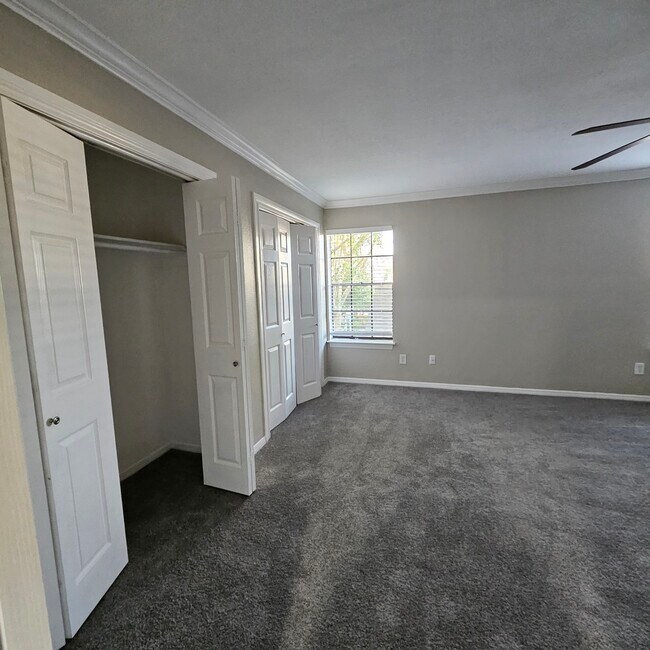 Building Photo - 712 Augusta Dr