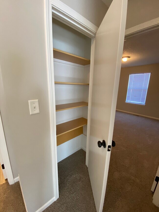 Linen Closet - 3915 SW Chartwell Ct