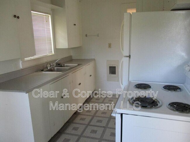 Building Photo - 157 Monroe St