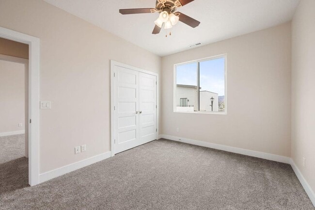 Building Photo - Very nice Crimson Park Townhome.