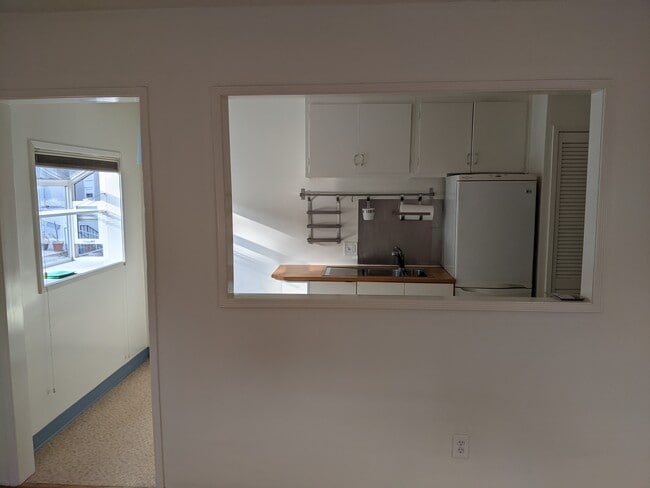 Building Photo - 1546 Rendall Pl