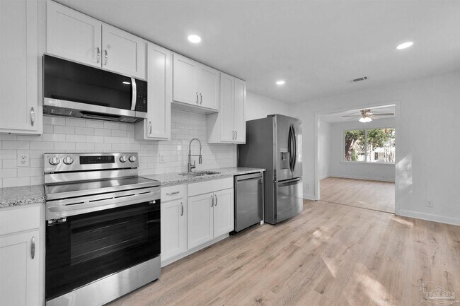 Foto del edificio - 723 Lakewood Rd