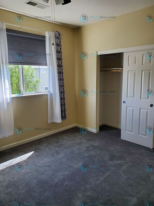 Foto del edificio - 4 Br 3 Bathroom Gorgeous and Unique Two-St...