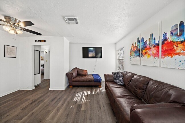 Foto del edificio - 5107 Dickens Rd