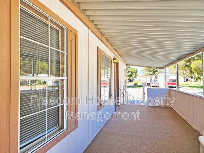 Foto del edificio - 1300 W Basin Ave