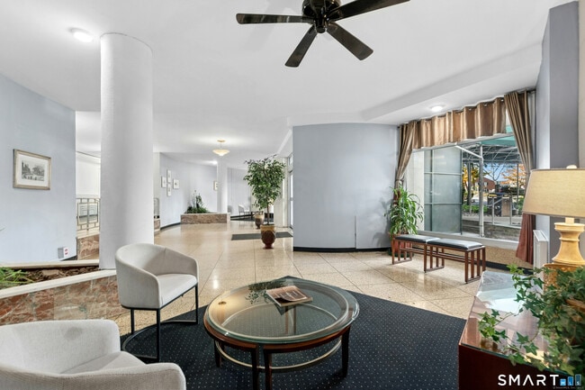 Foto del edificio - 71 Strawberry Hill Ave