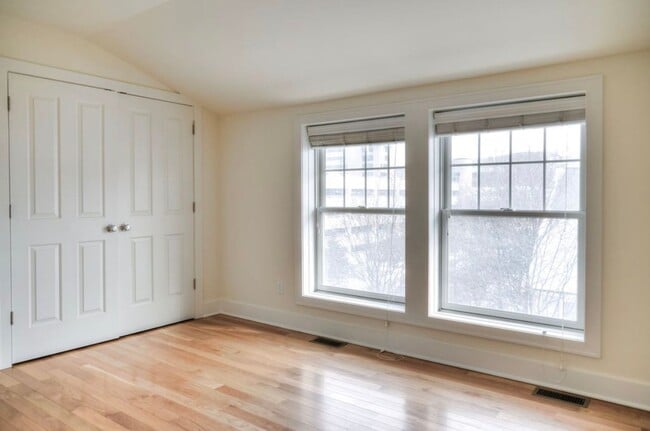 Building Photo - Catherine924