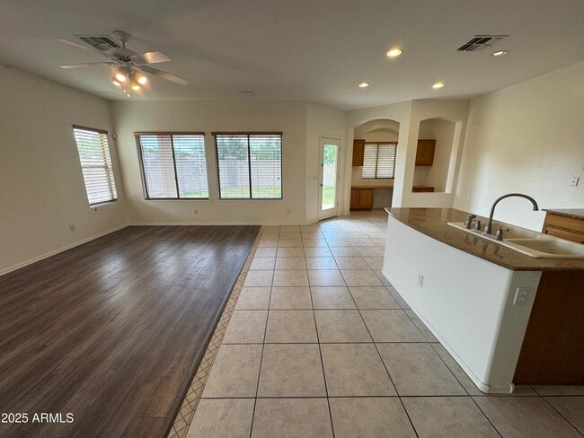 Building Photo - 3323 E Roadrunner Dr