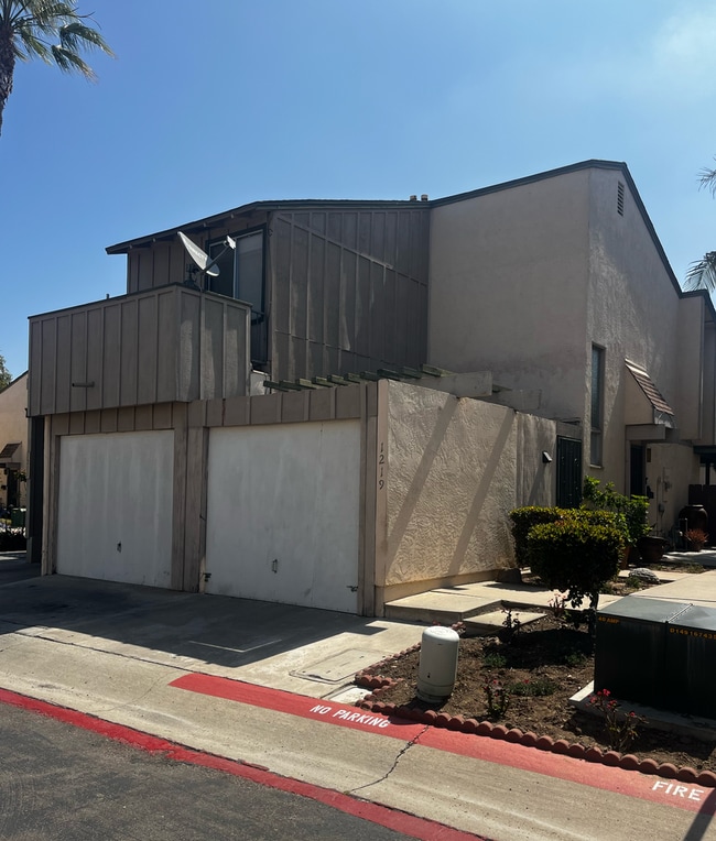 Building Photo - 4BR/2.5BA Two Story Condo Available