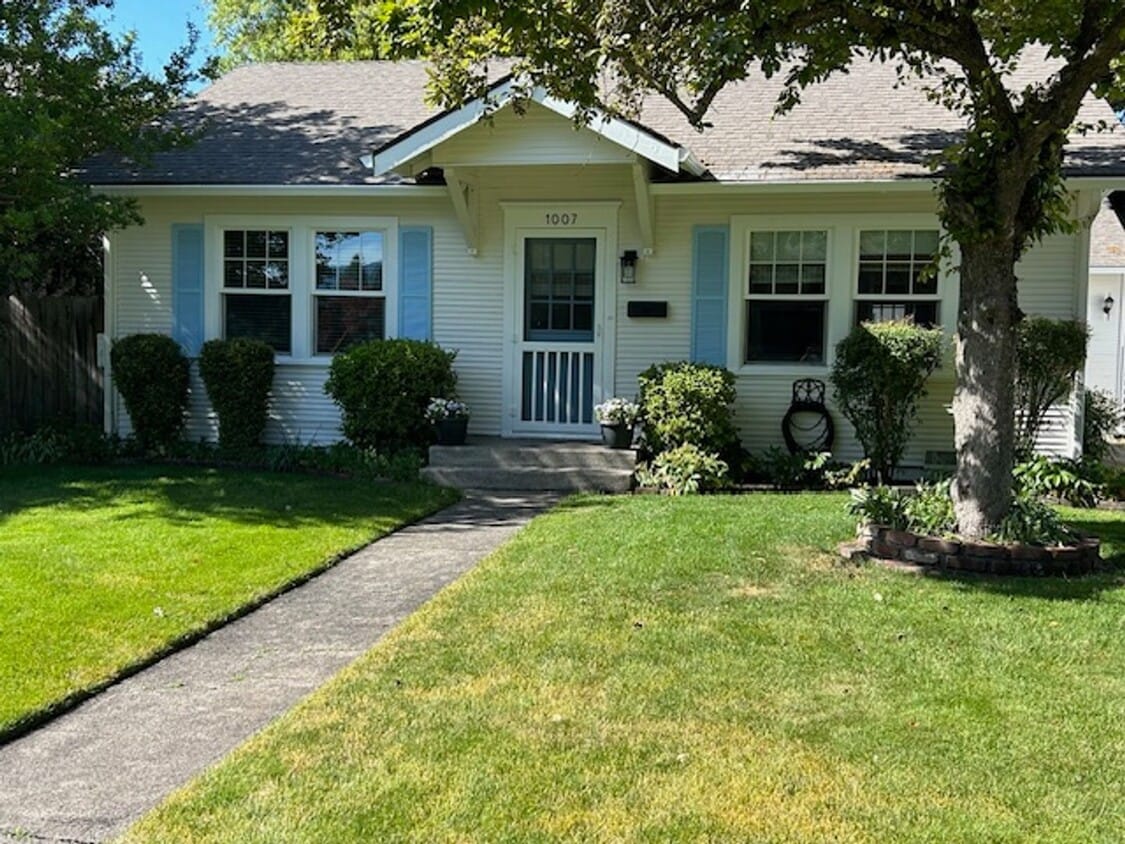 Foto principal - Charming 2 bedroom, 1 bathroom, single story cottage w/oversized garage