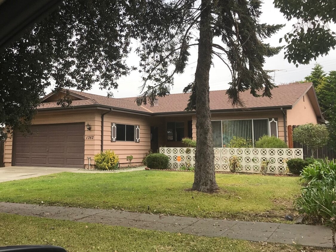 Home adjacent to park with new paint and n... - Home adjacent to park with new paint and n...
