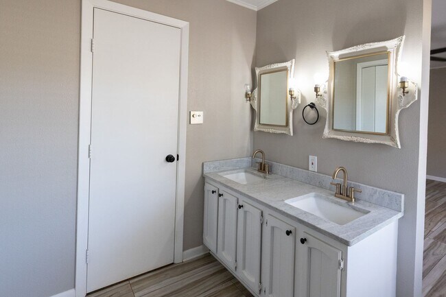 Building Photo - Remodeled 3 bedroom/ 2 bathroom