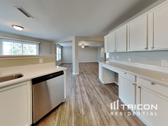 Building Photo - 122 Kingsgate Ct