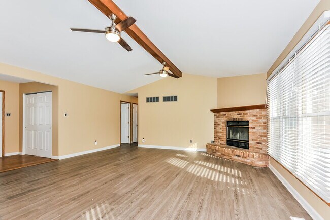 Building Photo - 1060 Riverwood Pl Dr