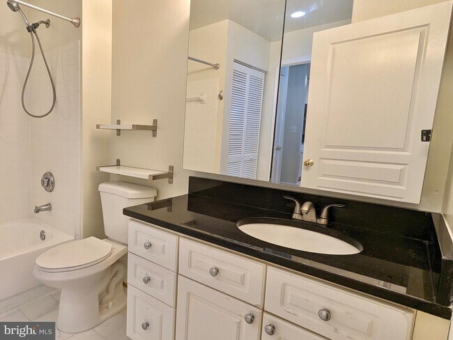 Foto del edificio - 5563 Seminary Rd