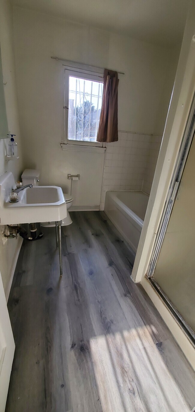 bathroom - 919 Fedora St
