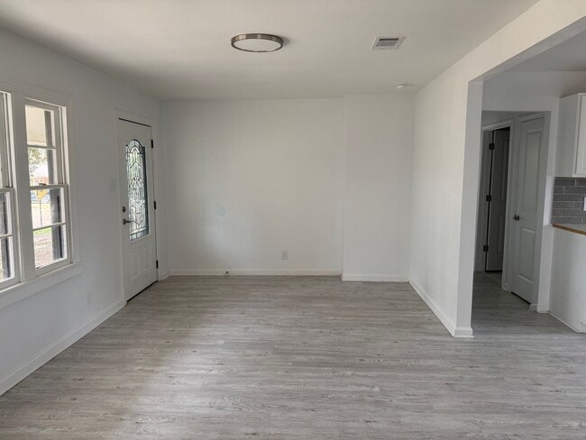 Building Photo - 128 Country Club Cir