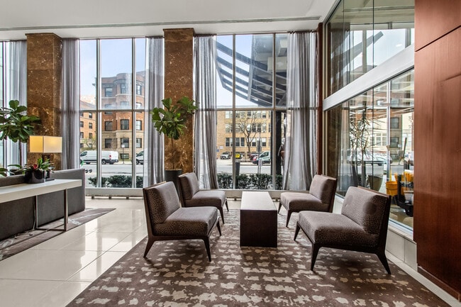 Foto del edificio - 655 W Irving Park Rd
