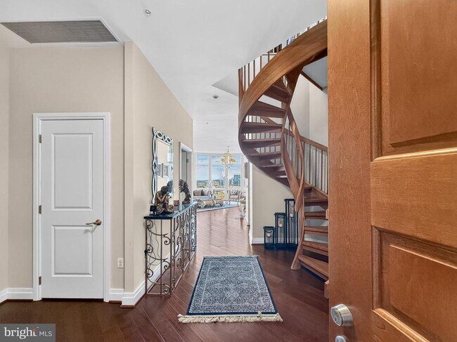 Building Photo - 8220 Crestwood Heights Dr