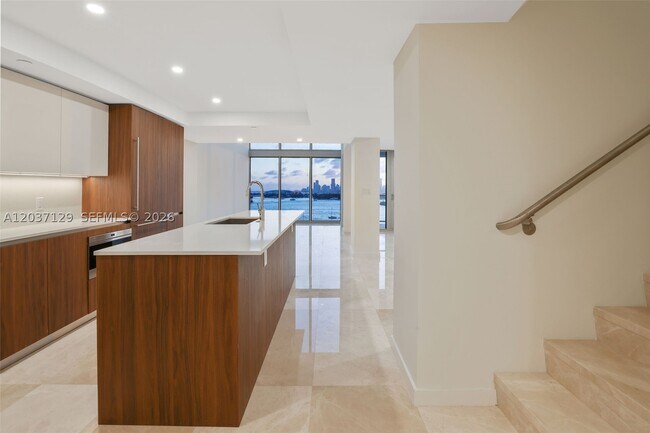 Building Photo - 1500 Bay Dr E
