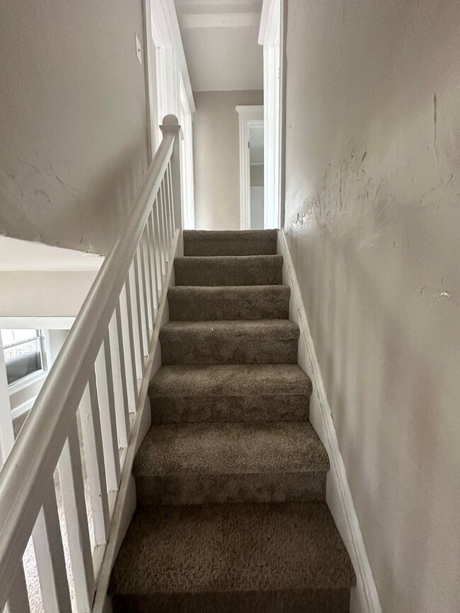 Building Photo - 3 Bedroom | 1 Bathroom | $1,600