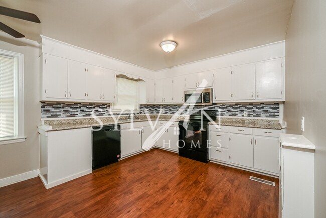 Building Photo - The living is easy in this 4 bedroom, 1.5 ...