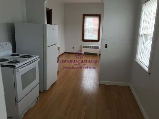 Building Photo - 35 Rossmore St