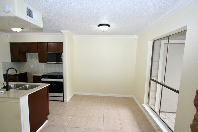 Foto del edificio - 17331 Red Oak Dr