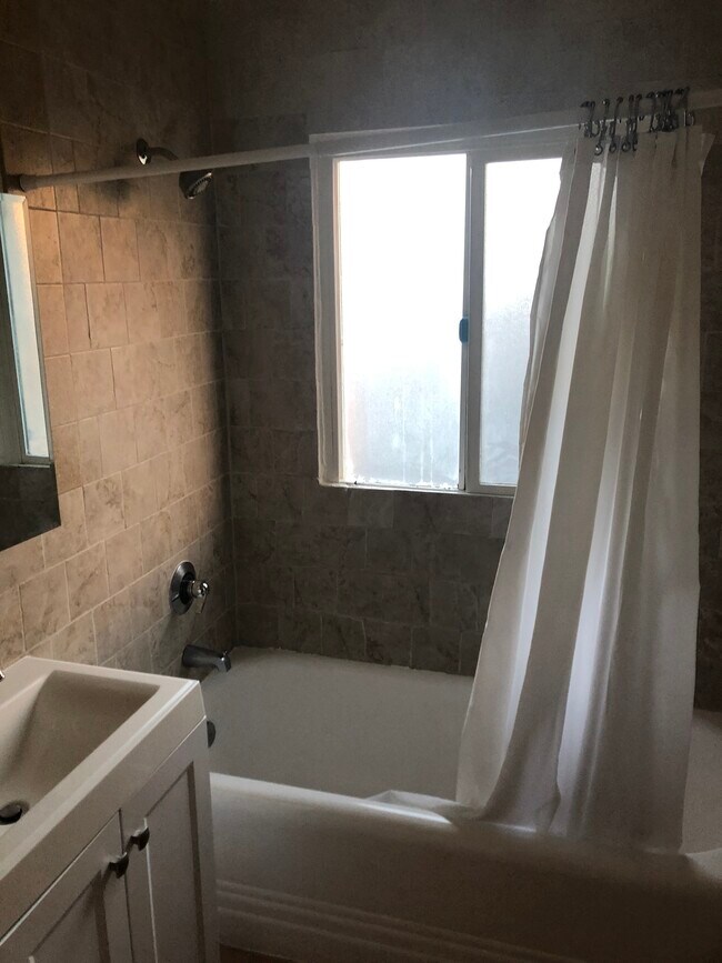 Foto del edificio - 644 Landfair Ave.