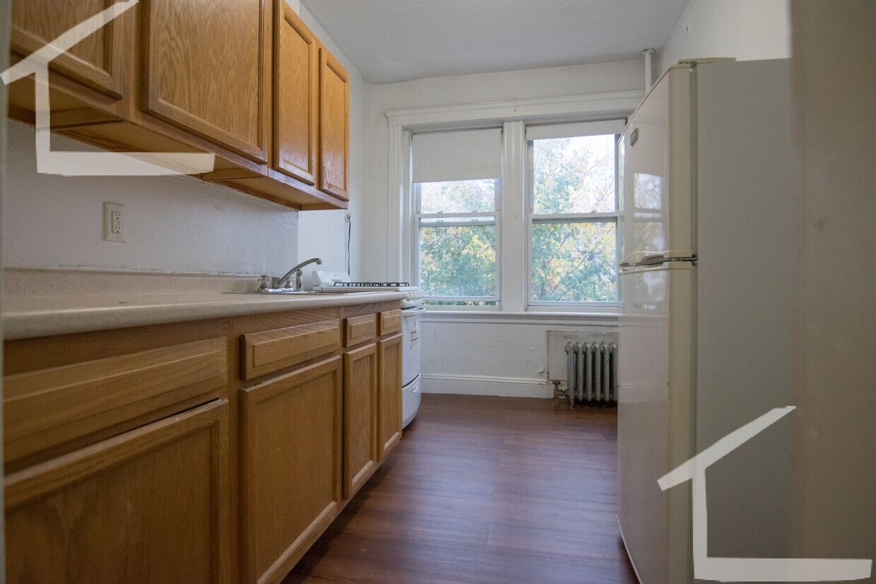 Primary Photo - NO FEE! Available 9/1 Sunny 1bed split in ...