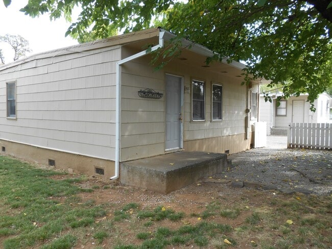 Building Photo - Home with Fenced Yards