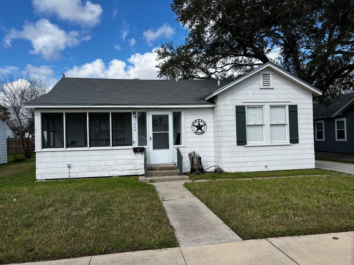 Primary Photo - Nice home close to downtown and just off o...