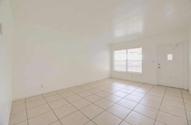 Building Photo - 1033 NW 30th Ct