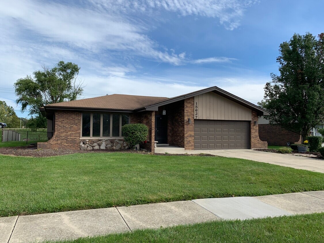 Primary Photo - 15627 Badger Ln