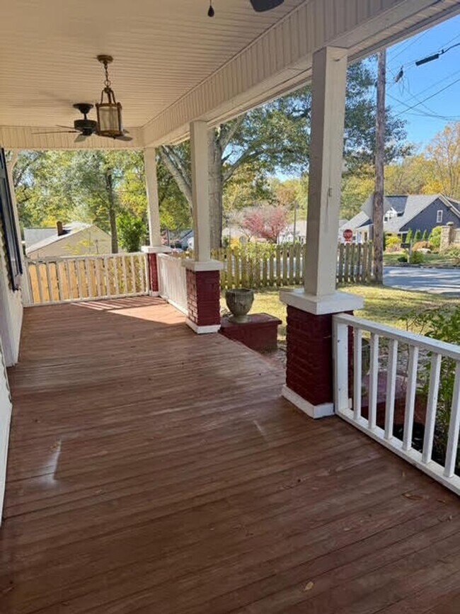 Foto del edificio - Charming 4BR/2BA House w/ Fenced back yard!