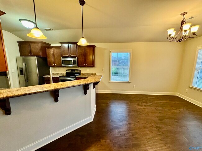 Foto del edificio - 102 Silvermoon Ln