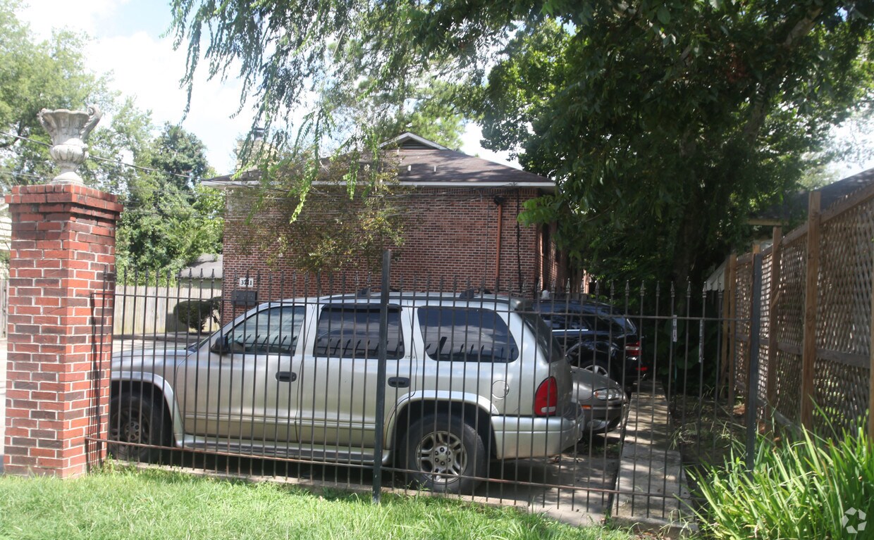 Building Photo - 3711 Cole Dr