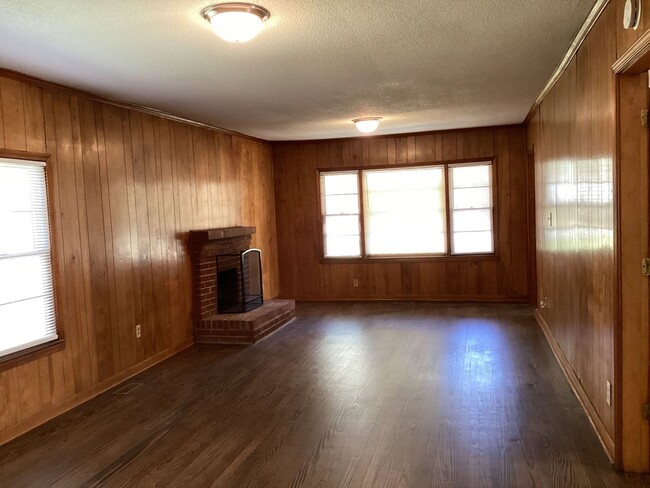 Foto del edificio - 3 Bedroom RANCH!! ***RENT SPECIAL: 2 WEEKS...