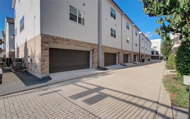 Building Photo - 1262 N Post Oak Rd