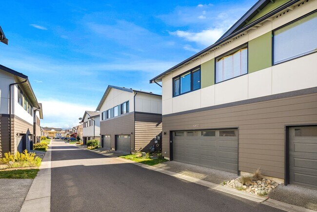 Foto del edificio - Newer 3 Bedroom 2.5 Bathroom Townhouse in ...
