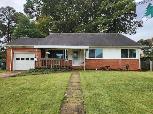 Building Photo - Spacious Home in Great Neighborhood